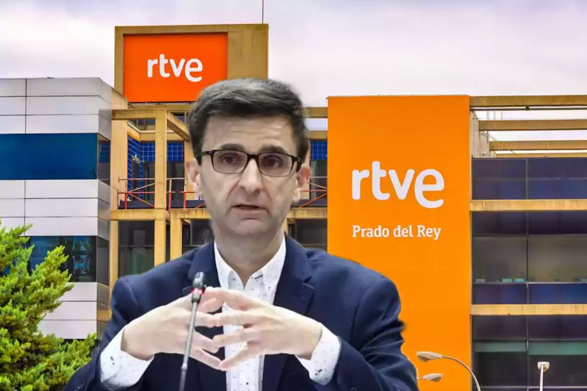 Hombre con gafas y chaqueta oscura hablando frente al edificio de RTVE Prado del Rey