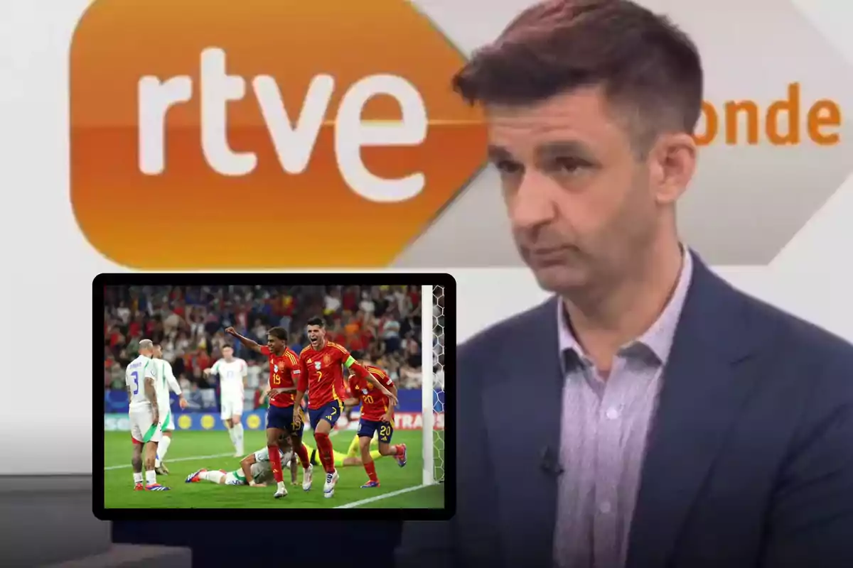 Un hombre en un estudio de televisión con el logo de RTVE detrás, observando una pantalla que muestra una escena de un partido de fútbol con jugadores celebrando.