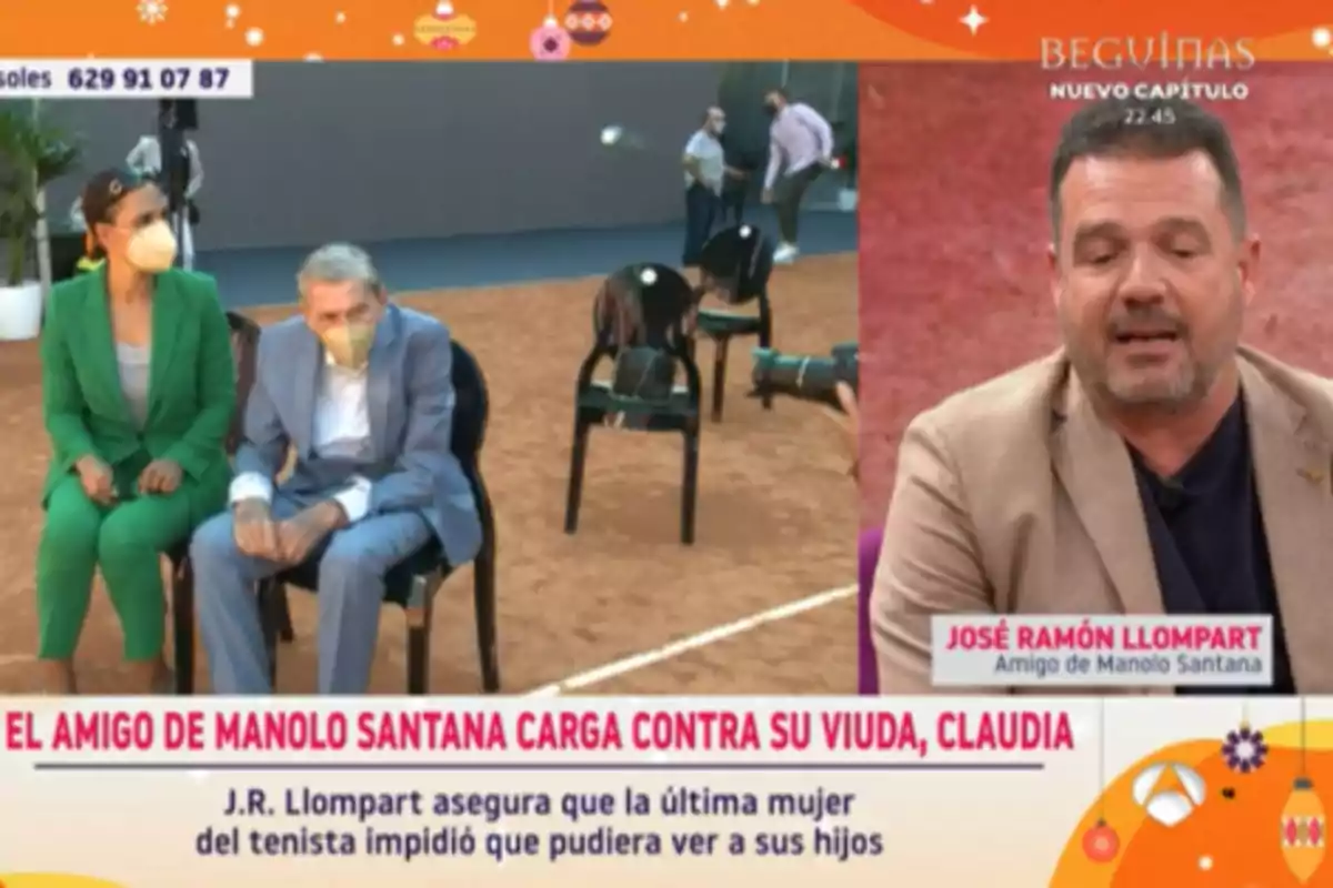 Una mujer y un hombre con mascarillas están sentados en sillas negras en una cancha de tenis mientras un hombre con chaqueta habla en un programa de televisión.