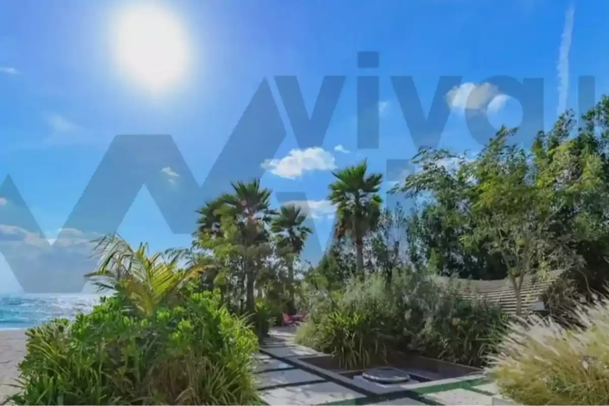 Un jardín tropical junto al mar con palmeras y un cielo despejado y soleado.