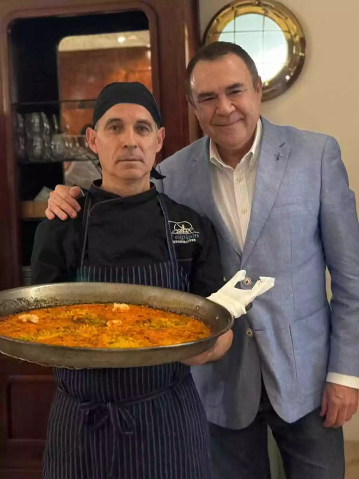 Junto al chef del restaurante el espigón y sus paellas marineras