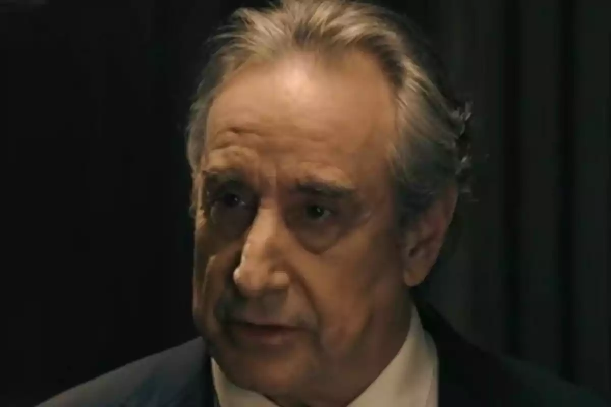 Primer plano de Juanjo Puigcorbé con expresión seria. Primer plano de Juanjo Puigcorbé con expresión seria.