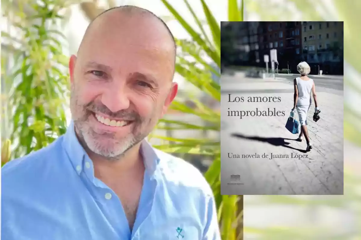 Hombre sonriente con camisa azul claro y fondo de plantas junto a la portada del libro Los amores improbables de Juanra López