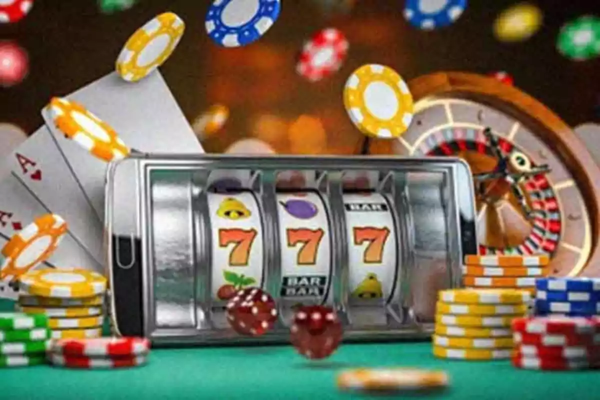 Máquina tragamonedas con símbolo de triple siete rodeada de fichas de casino, cartas y una ruleta.