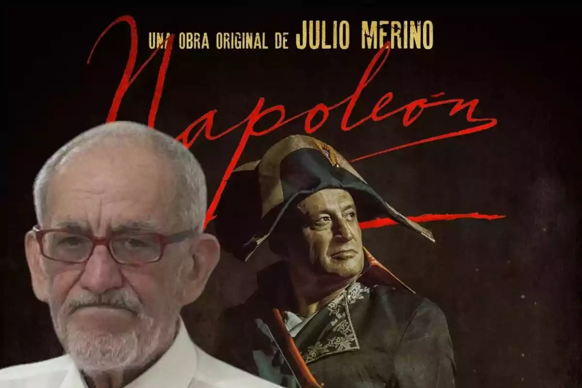 Un hombre mayor con gafas aparece en primer plano mientras que en el fondo se ve un cartel de una obra titulada "Napoleón" de Julio Merino con un hombre vestido como Napoleón Bonaparte.