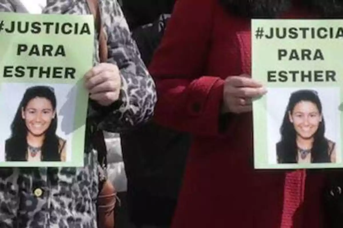 Personas sosteniendo carteles verdes con la foto de una mujer y el texto 