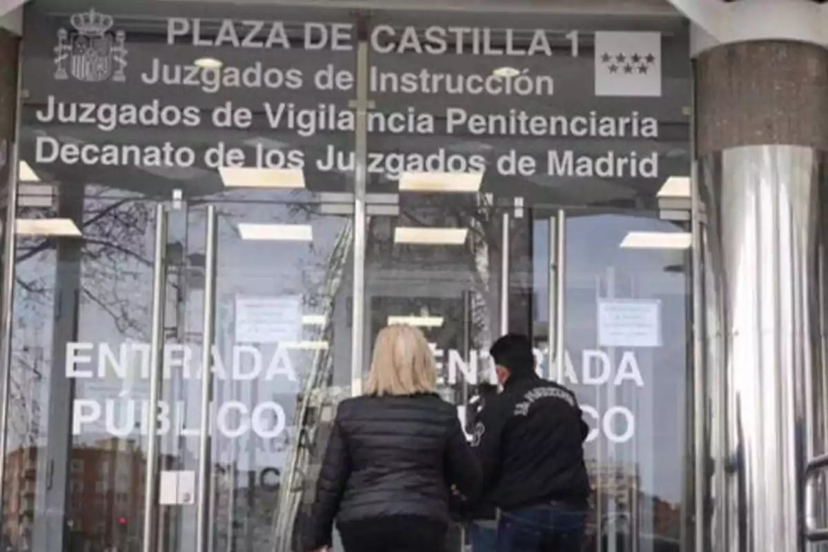 Personas entrando a un edificio de juzgados en Plaza de Castilla, Madrid.