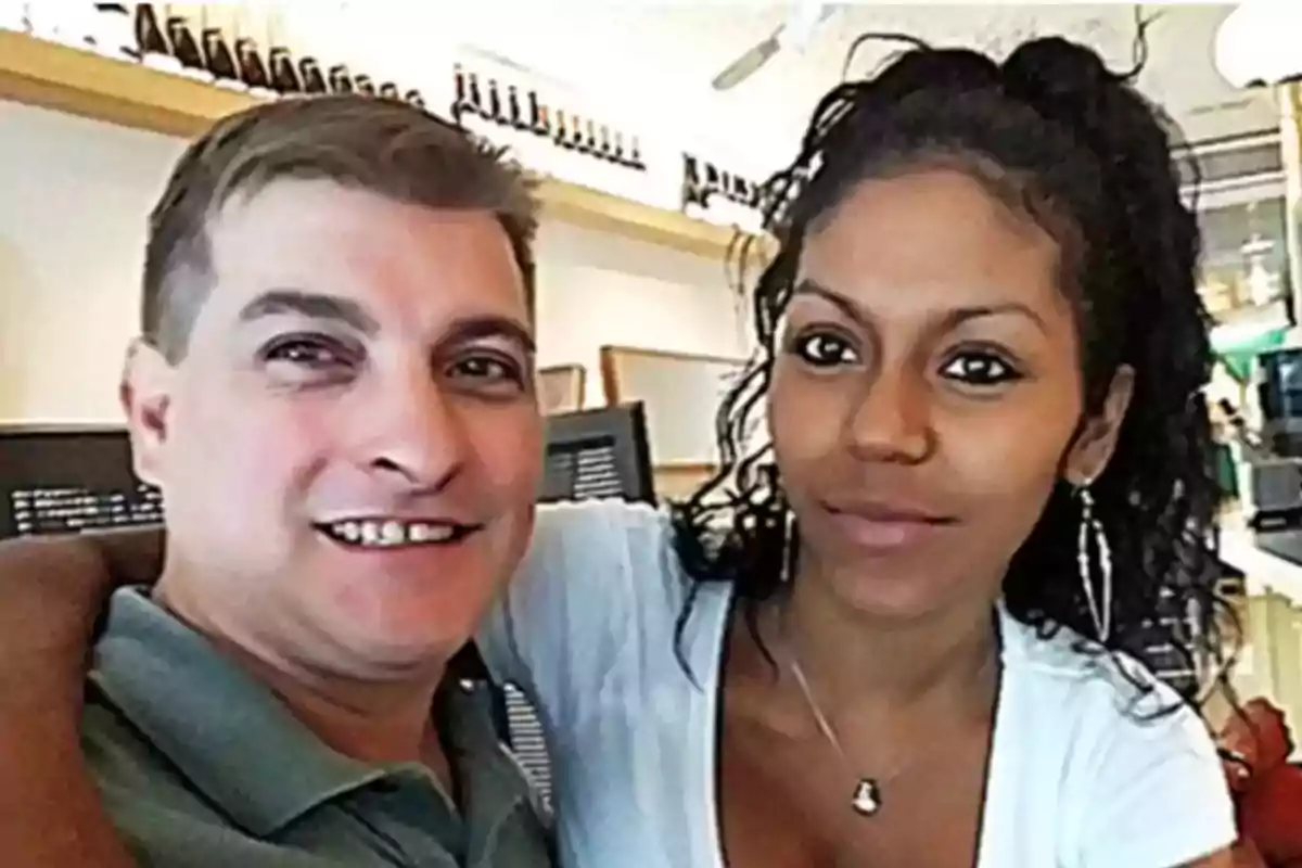 Pareja sonriendo y posando para una selfie en un restaurante Pareja sonriendo y posando para una selfie en un restaurante