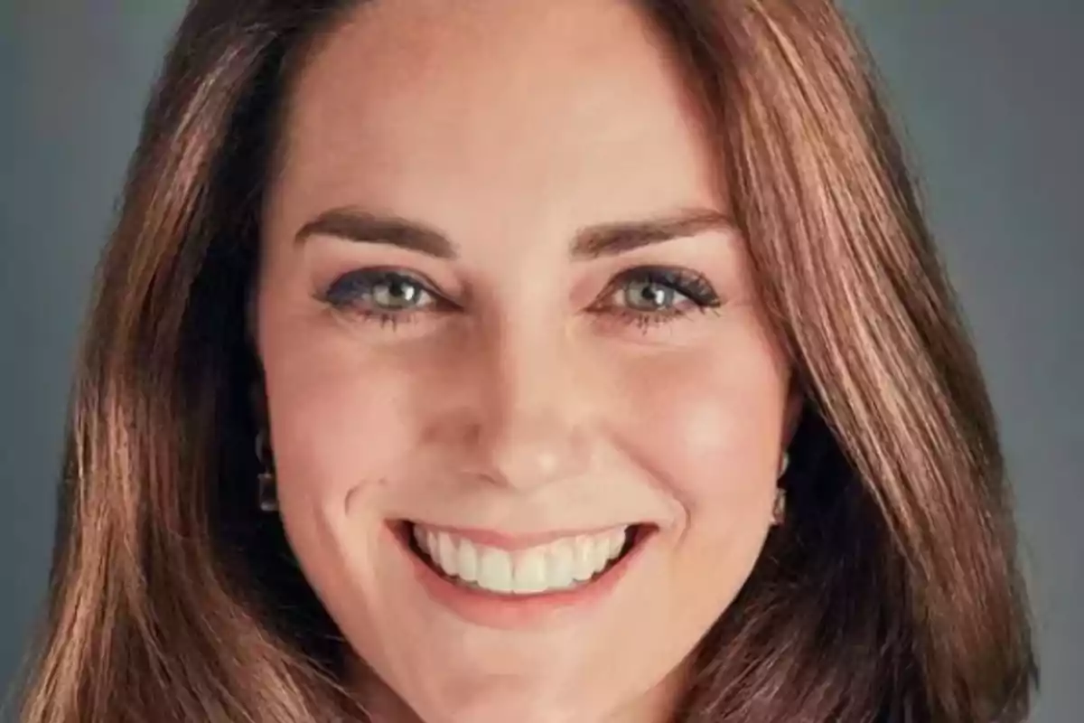 Mujer de cabello castaño, con una amplia sonrisa y ojos expresivos en un fondo neutro. Mujer de cabello castaño, con una amplia sonrisa y ojos expresivos en un fondo neutro.