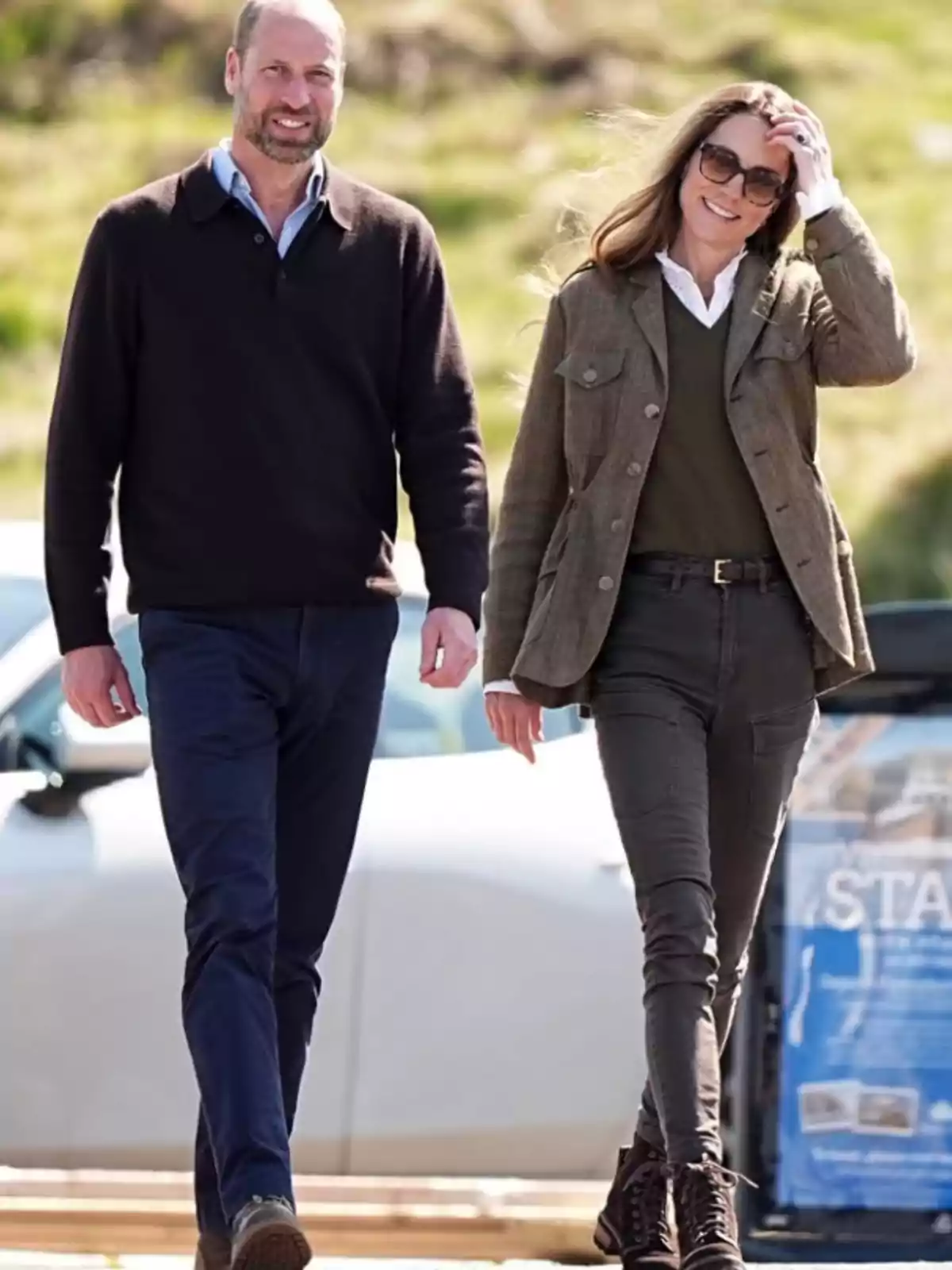 Dos personas caminando al aire libre en un día soleado, ambas visten ropa casual y parecen estar disfrutando del momento. Dos personas caminando al aire libre en un día soleado, ambas visten ropa casual y parecen estar disfrutando del momento.