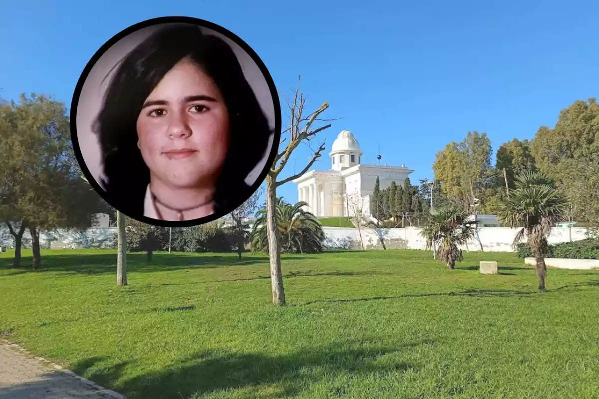 Una imagen muestra un parque con césped verde y árboles, al fondo se ve un edificio blanco con una cúpula, y en un círculo superpuesto se observa el retrato de una persona joven.