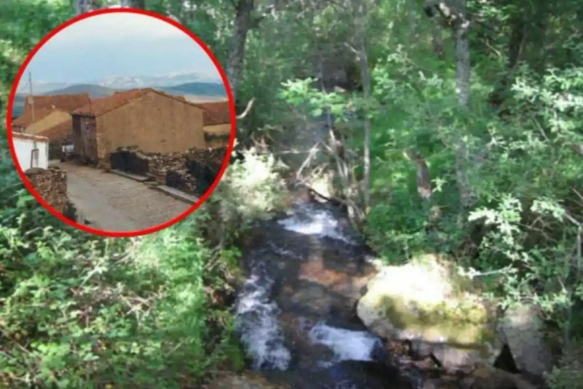 Un arroyo rodeado de vegetación con un recuadro que muestra una calle de un pueblo con casas de piedra.