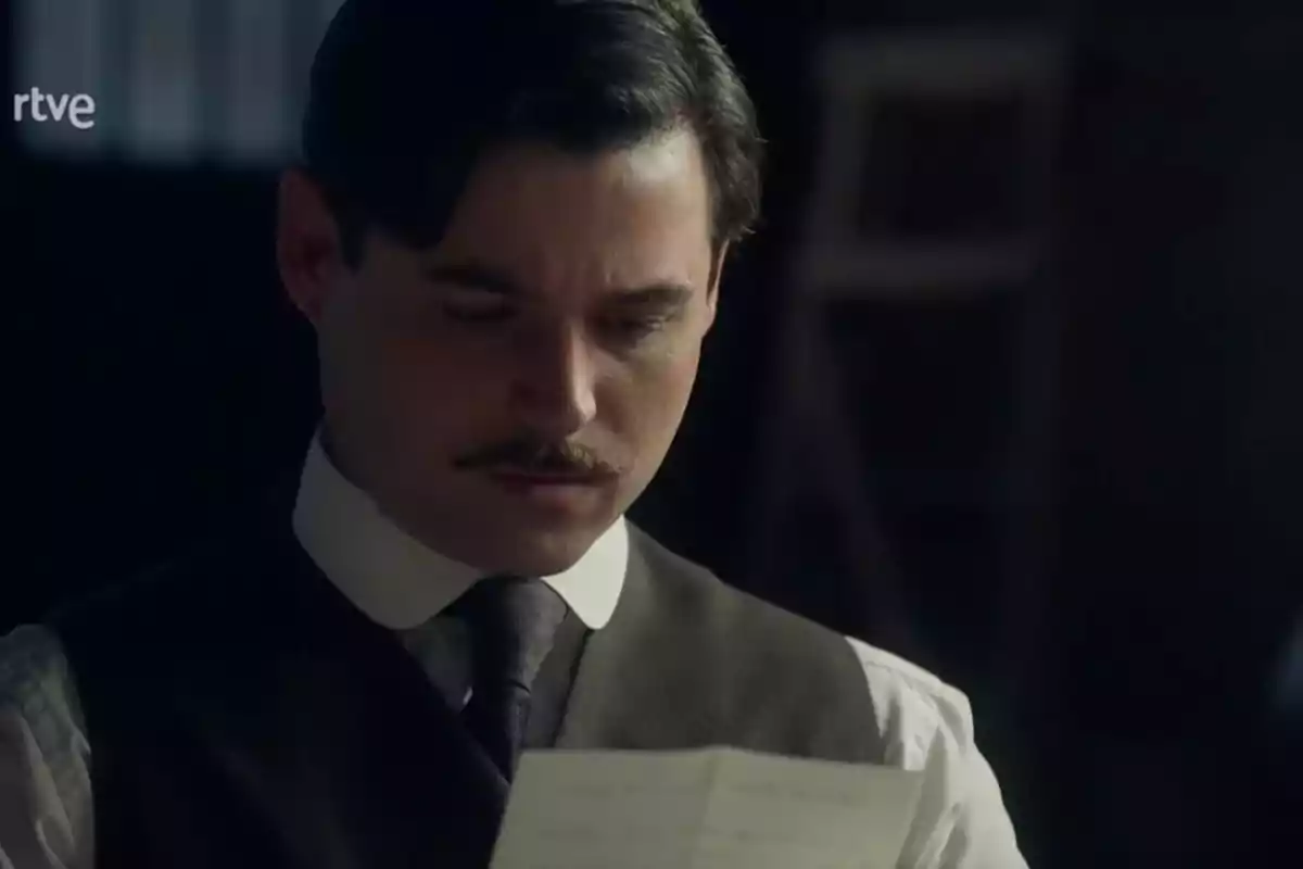 Manuel con expresión seria leyendo una carta en una habitación con poca luz. Captura de 'La Promesa' Manuel con expresión seria leyendo una carta en una habitación con poca luz. Captura de 'La Promesa'
