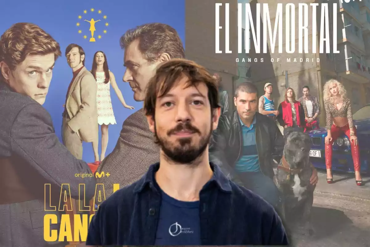 Un hombre frente a dos carteles de series, uno titulado "La La Land" con un fondo azul y personajes en traje, y otro titulado "El Inmortal" con un grupo de personas y un perro en una calle.