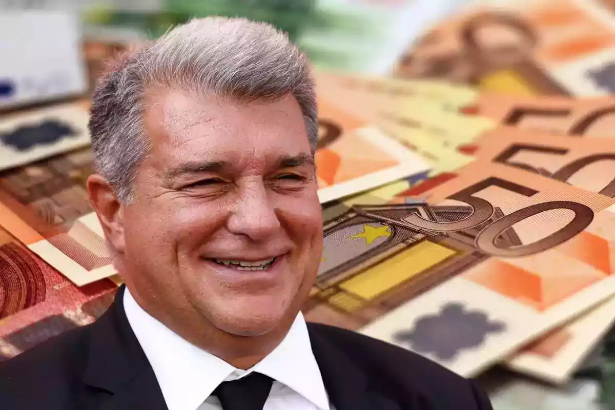 Hombre sonriendo con fondo de billetes de euro.