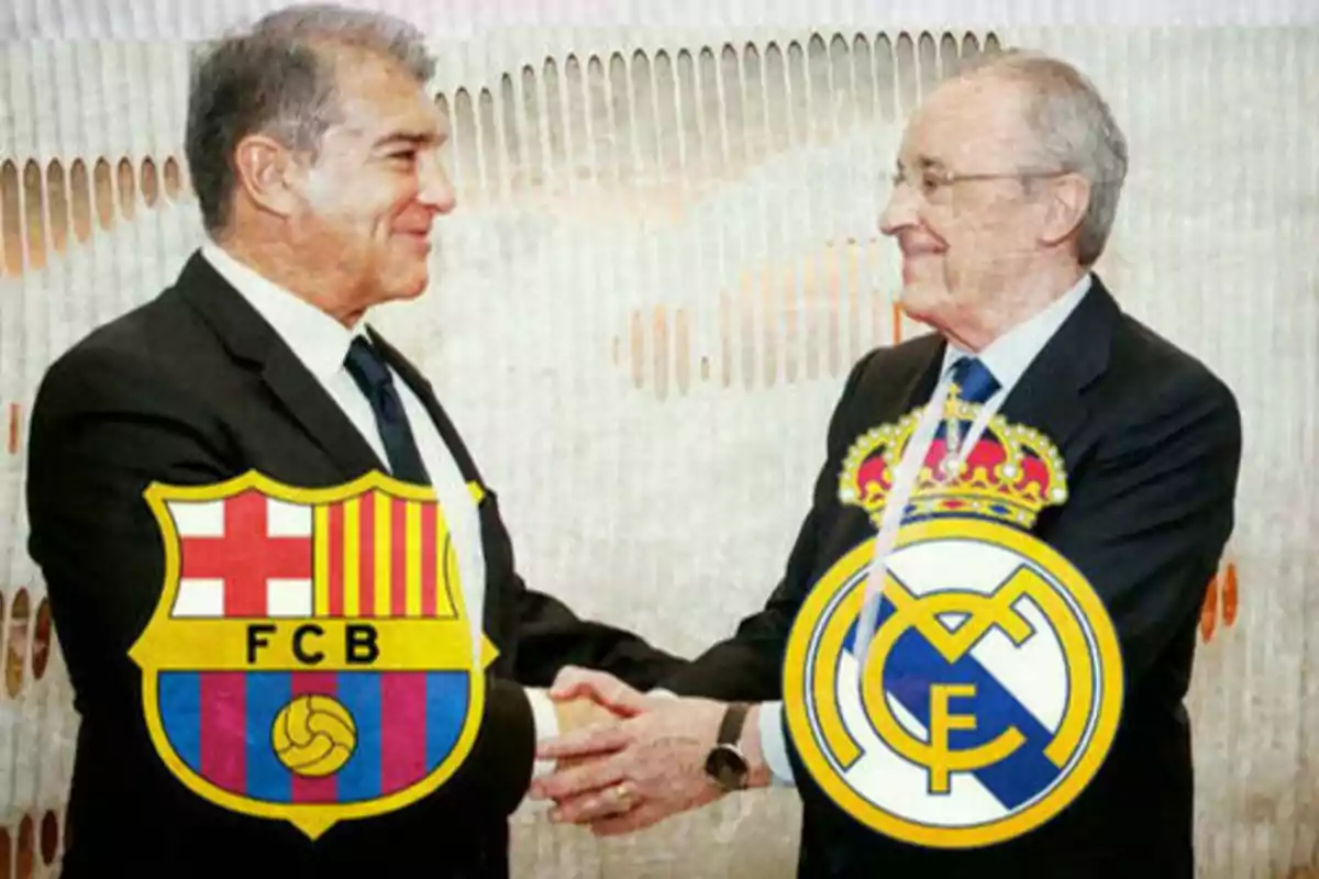 Dos hombres de traje se dan la mano, uno con el escudo del FC Barcelona y el otro con el escudo del Real Madrid.