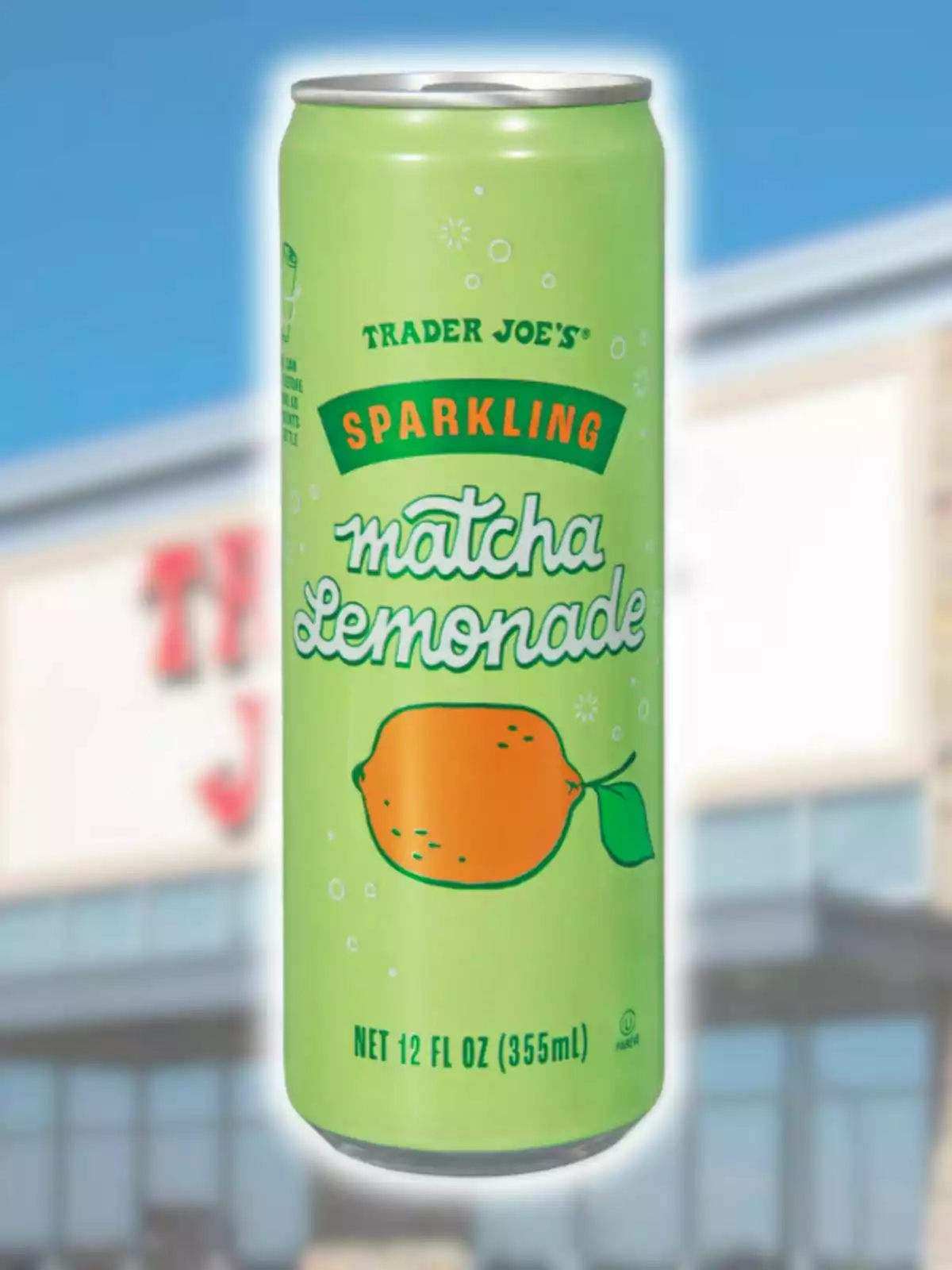 Lata de bebida espumosa de limonada con matcha de Trader Joe's con fondo desenfocado. Lata de bebida espumosa de limonada con matcha de Trader Joe's con fondo desenfocado.