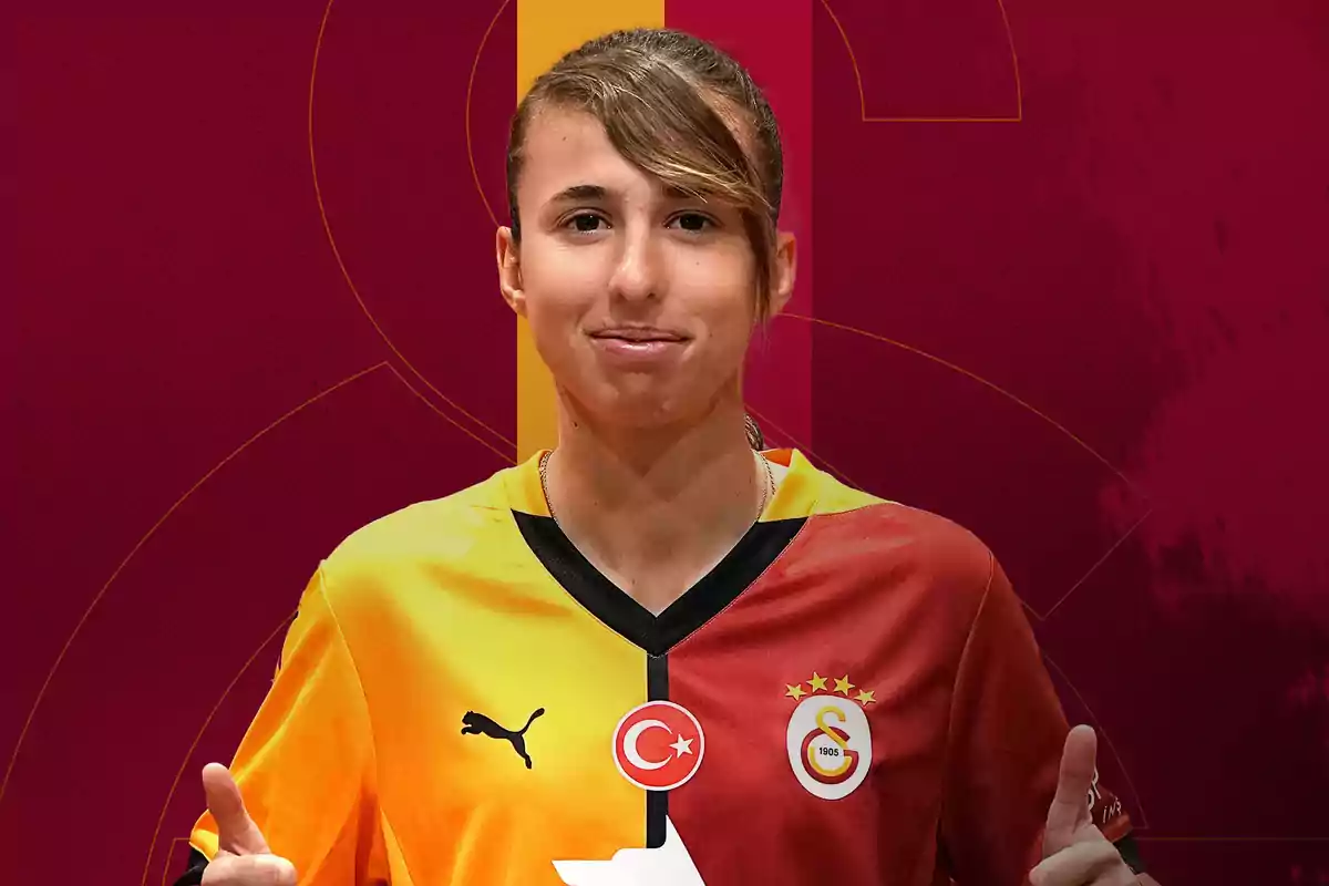 Persona con camiseta de fútbol del Galatasaray sobre fondo rojo.