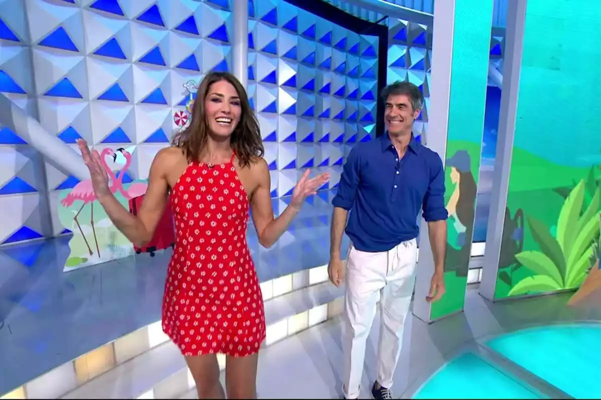 Laura Moure y Jorge Fernández, ambos sonrientes, en el plató de 'La ruleta de la suerte' Laura Moure y Jorge Fernández, ambos sonrientes, en el plató de 'La ruleta de la suerte'