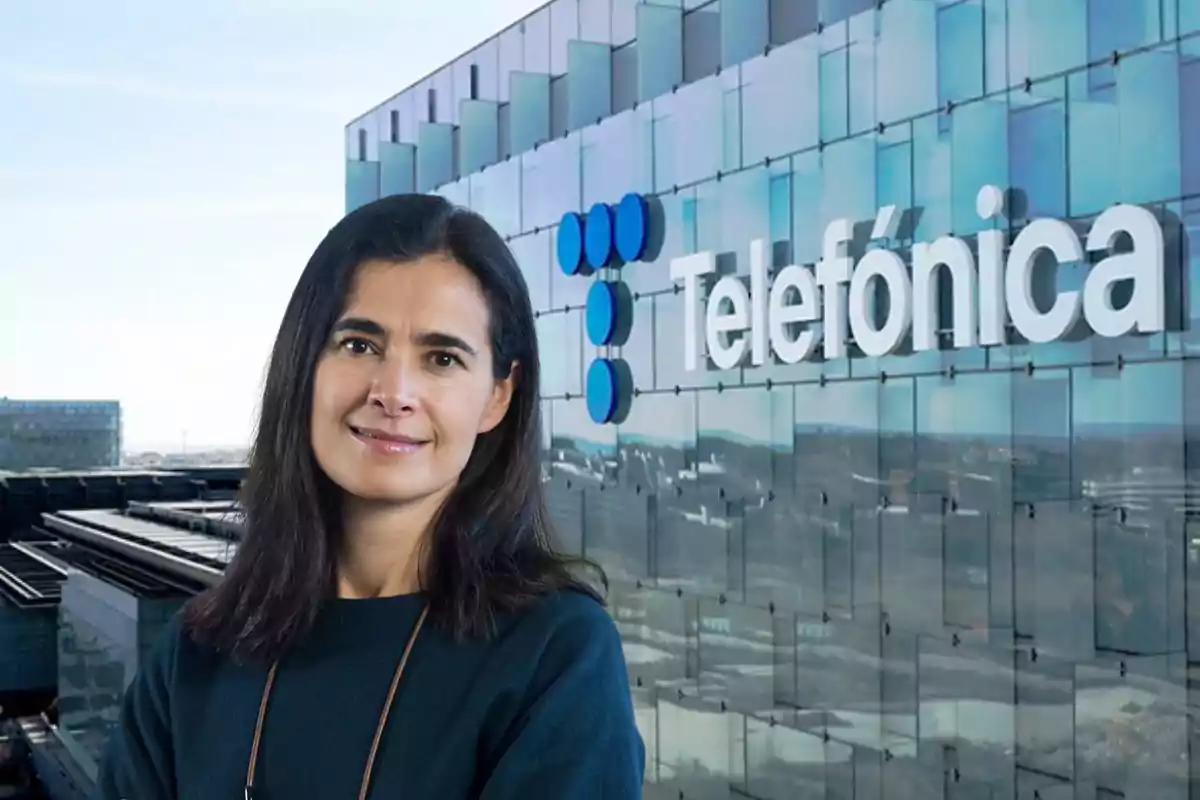 Una mujer frente a un edificio de Telefónica.