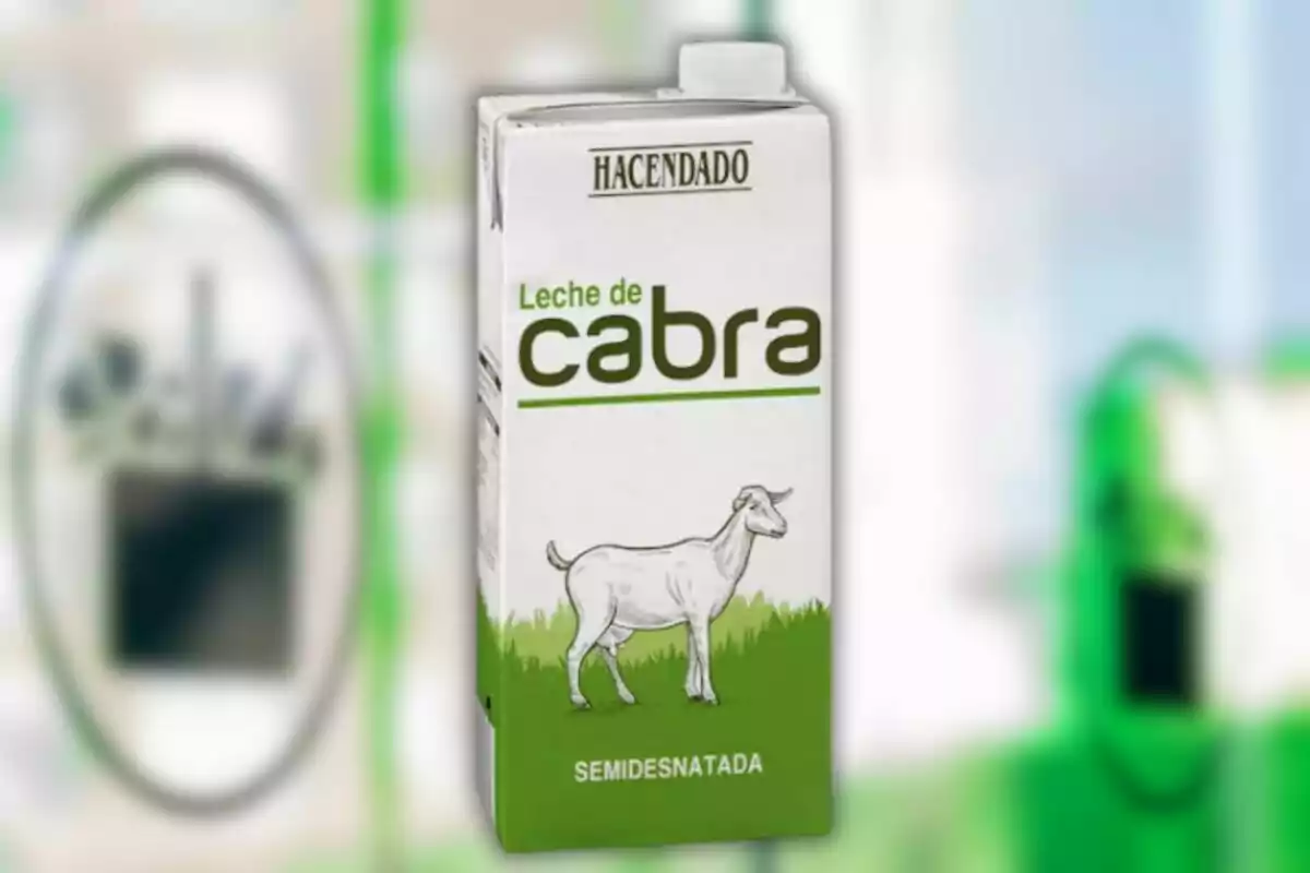 Cartón de leche de cabra semidesnatada de la marca Hacendado con diseño de cabra en un fondo verde. Cartón de leche de cabra semidesnatada de la marca Hacendado con diseño de cabra en un fondo verde.