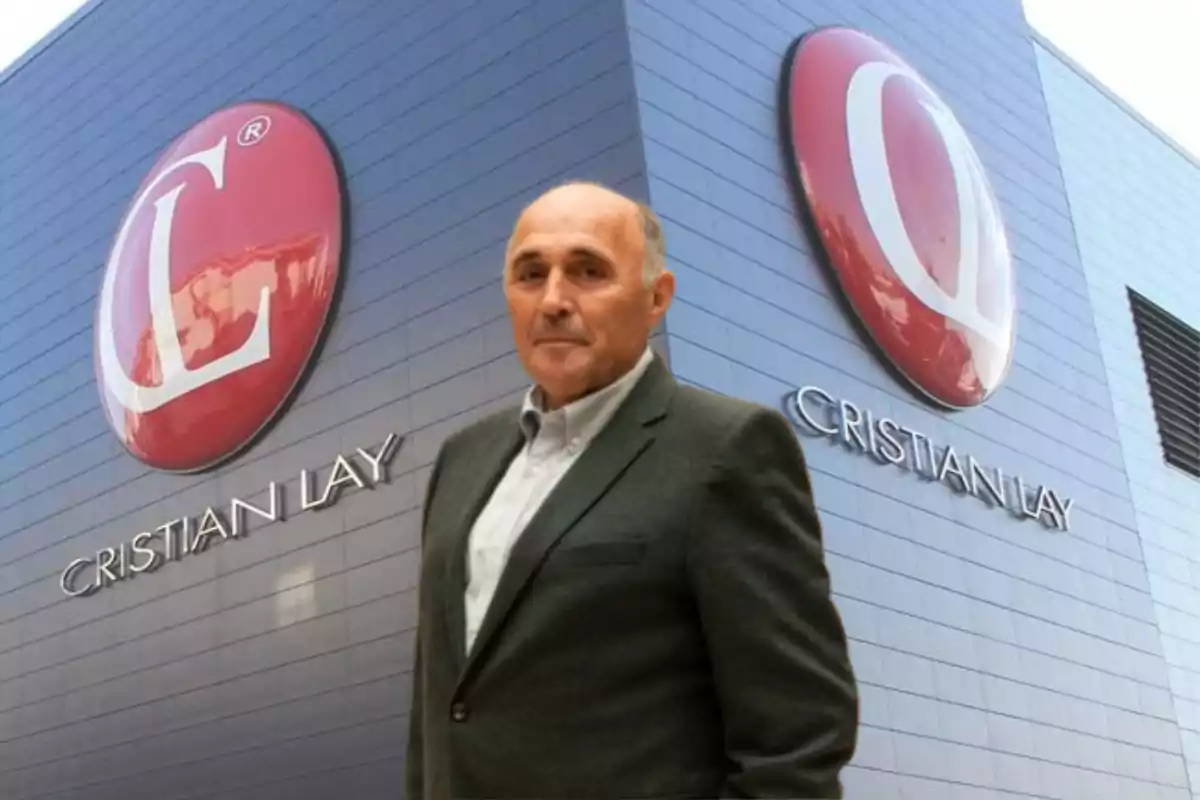 Un hombre de traje frente a un edificio con el logotipo de Cristian Lay.