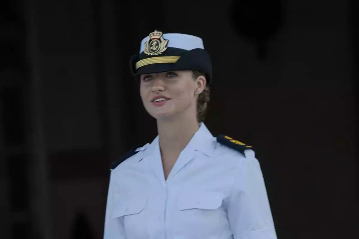 Leonor con uniforme militar blanco y gorra con insignia dorada.