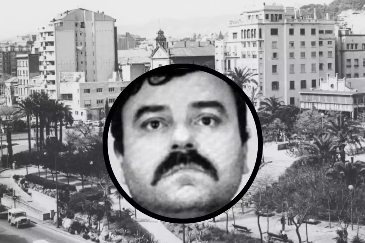 Una imagen en blanco y negro de una ciudad con edificios y palmeras, con un círculo en el centro que muestra un rostro masculino con bigote.