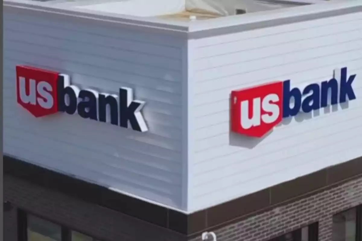 Edificio con el logotipo de US Bank en la fachada. Edificio con el logotipo de US Bank en la fachada.
