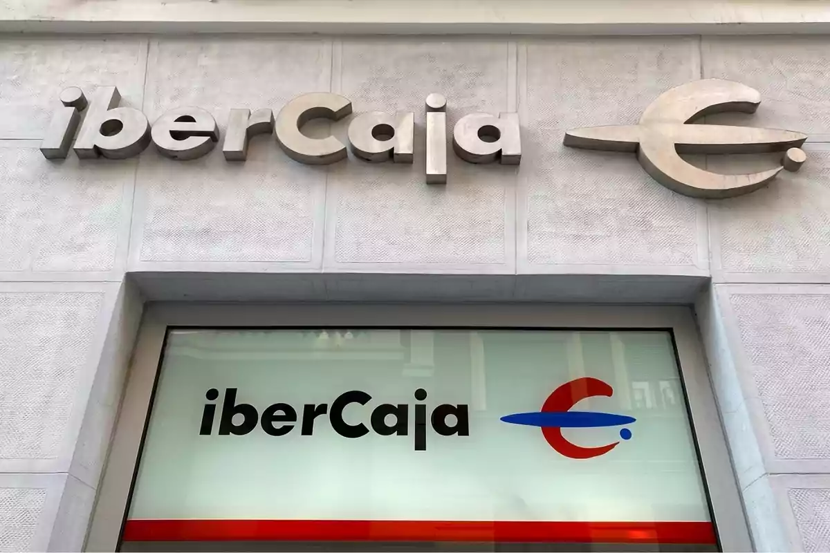 Fachada de una sucursal de Ibercaja con el logotipo de la entidad bancaria.