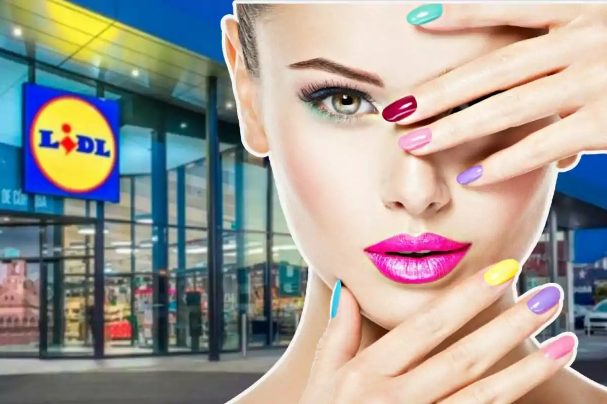 Una mujer con maquillaje llamativo y uñas de colores posa frente a una tienda Lidl.