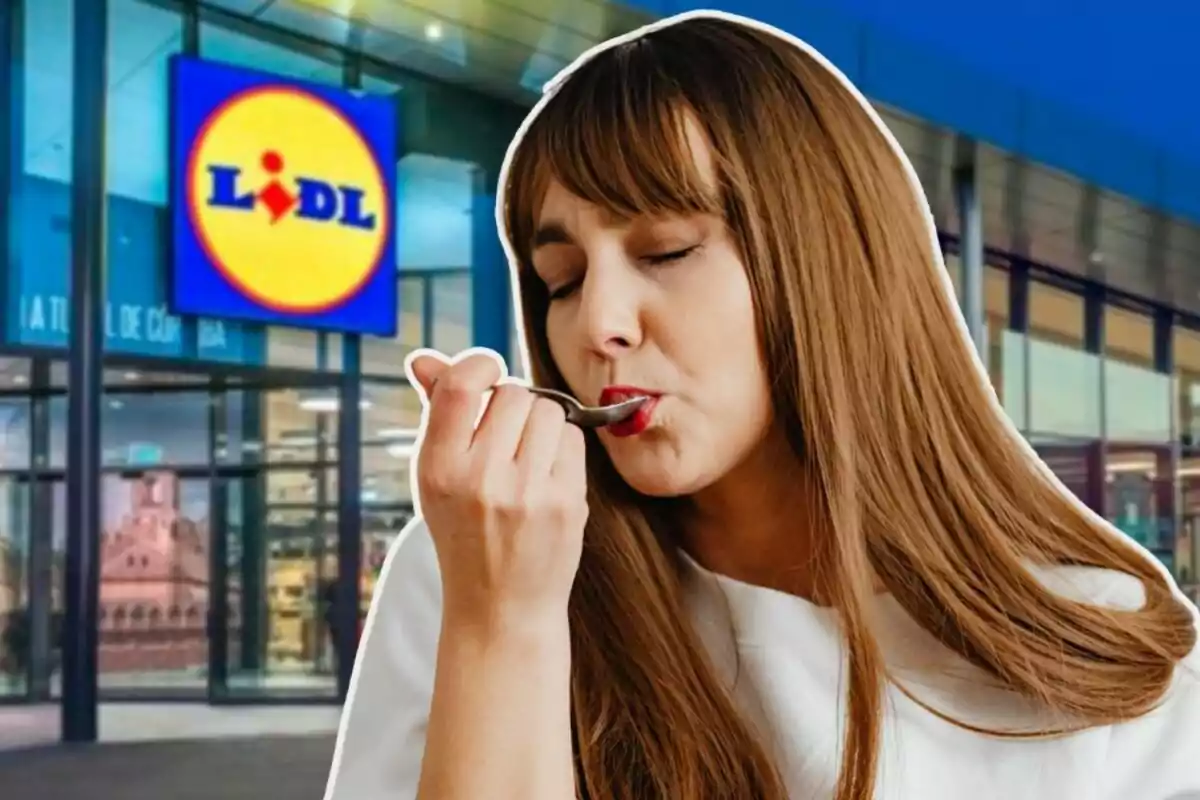 Una mujer disfrutando de una cucharada de comida frente a una tienda Lidl.