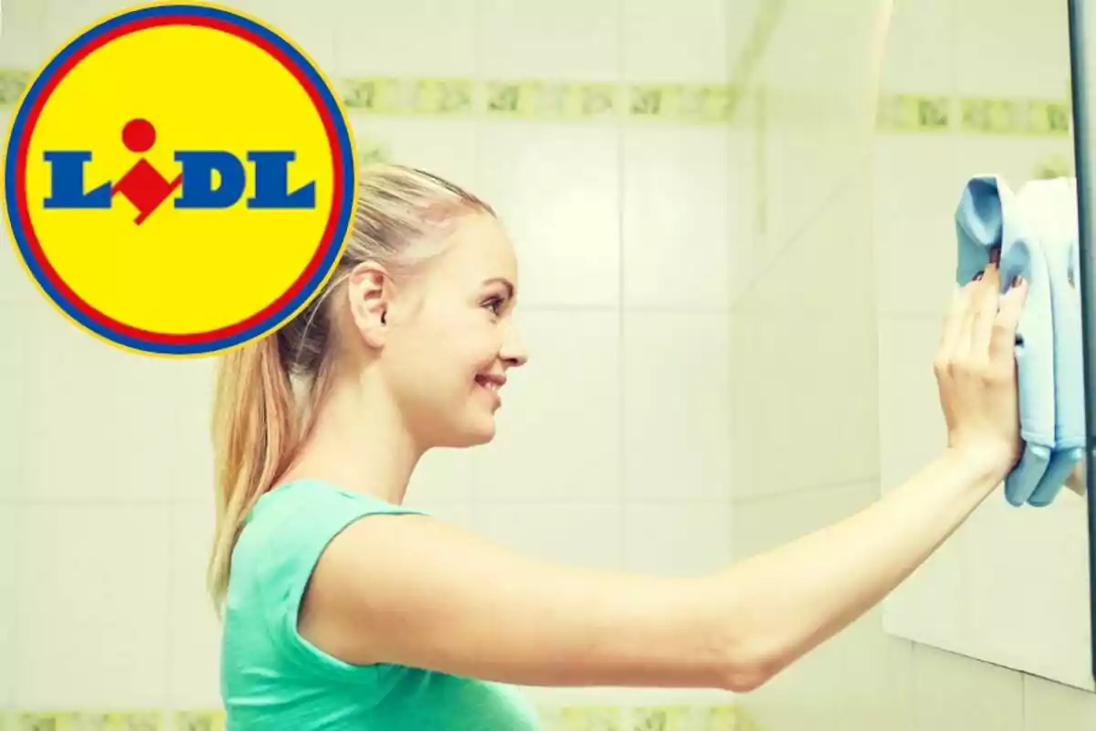 Mujer limpiando un espejo con un paño azul y el logo de Lidl en la esquina superior izquierda.