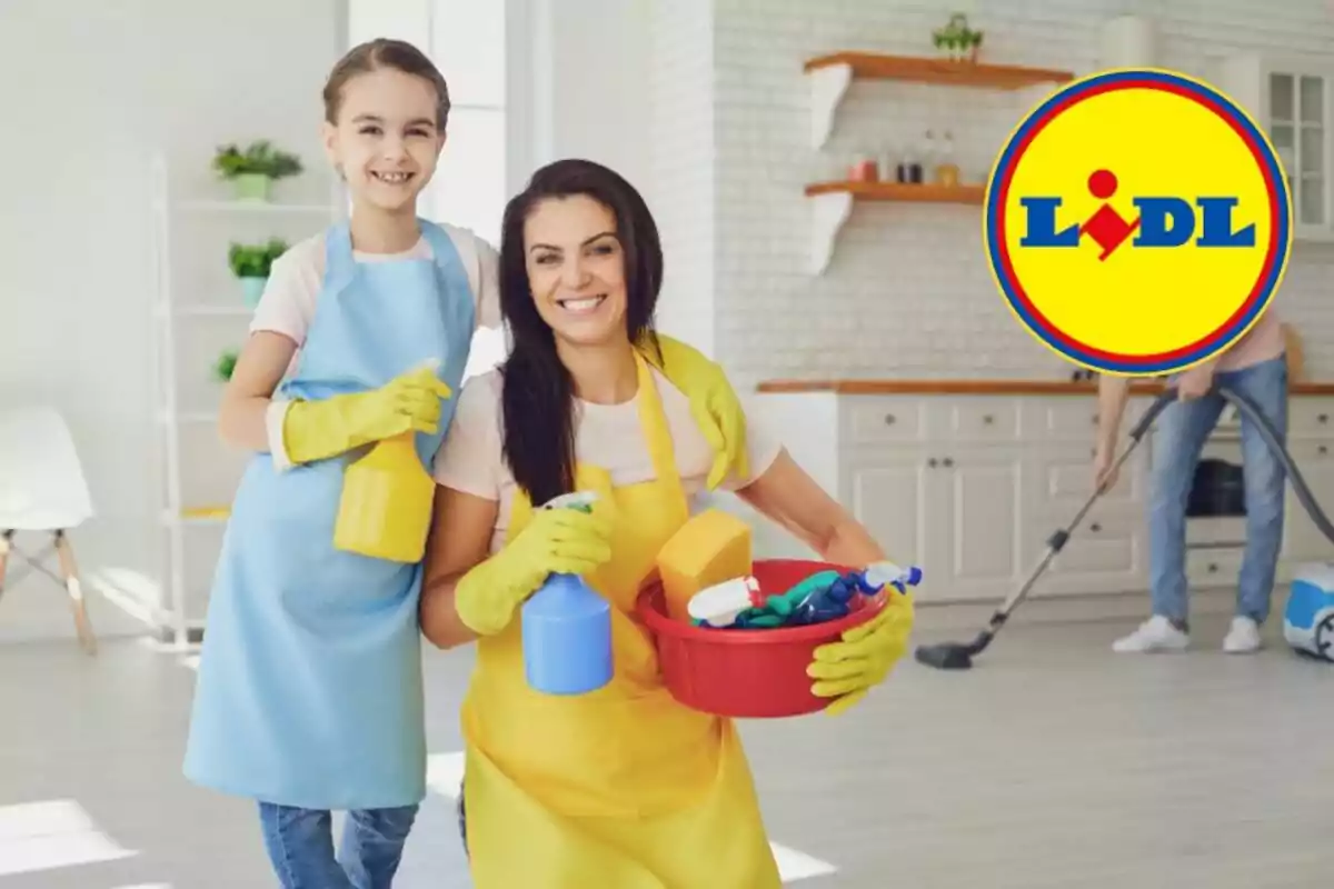 Una mujer y una niña sonríen mientras sostienen productos de limpieza en una cocina, con el logotipo de Lidl en la esquina. Una mujer y una niña sonríen mientras sostienen productos de limpieza en una cocina, con el logotipo de Lidl en la esquina.