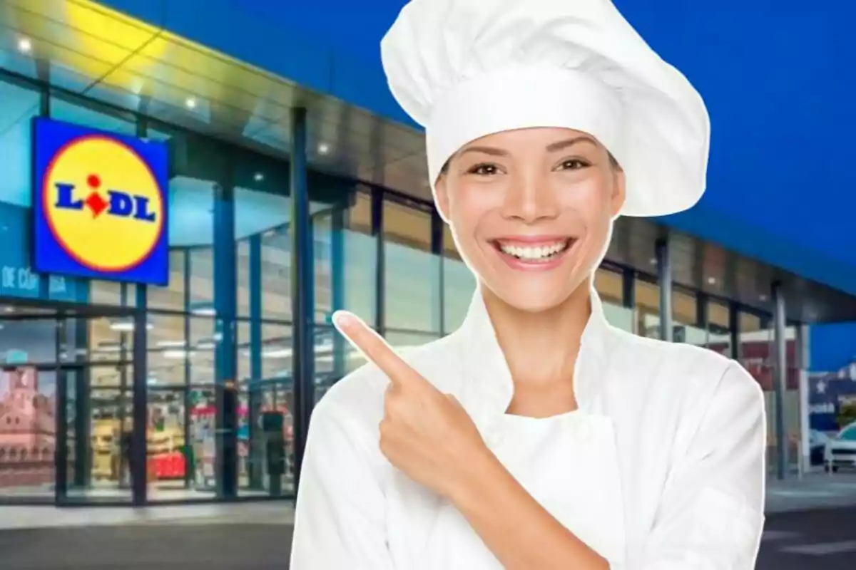 Una chef sonriente con uniforme blanco señala hacia un supermercado Lidl.