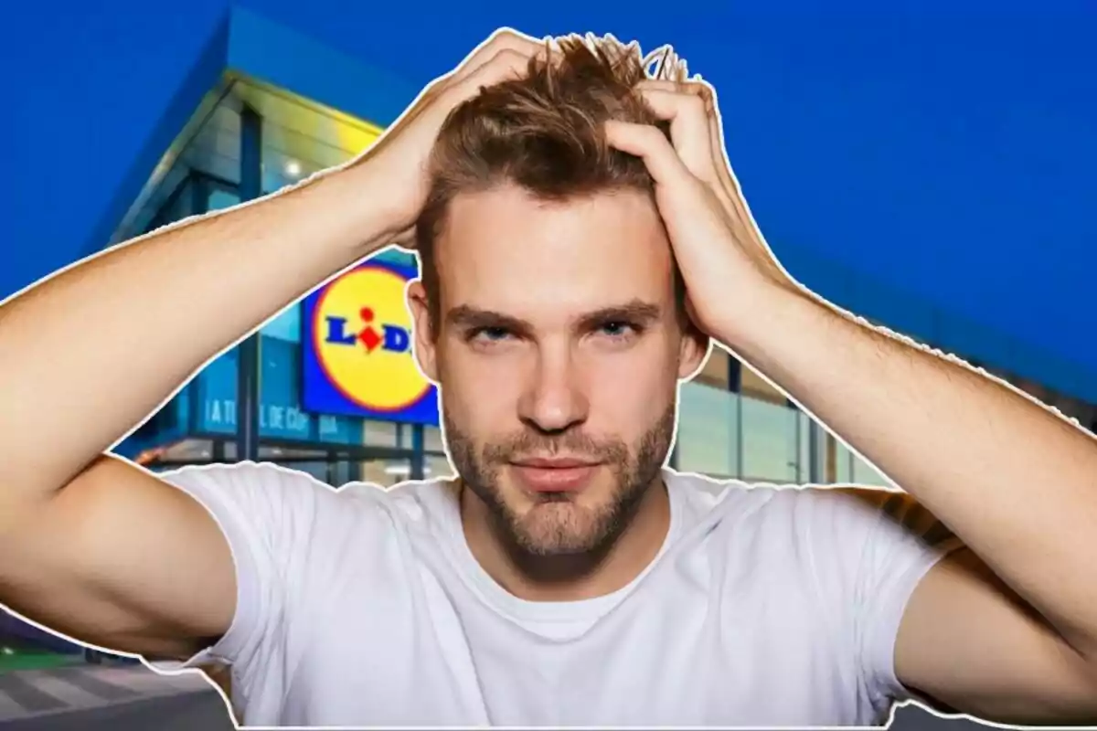 Un hombre con camiseta blanca se toca la cabeza frente a un supermercado Lidl.