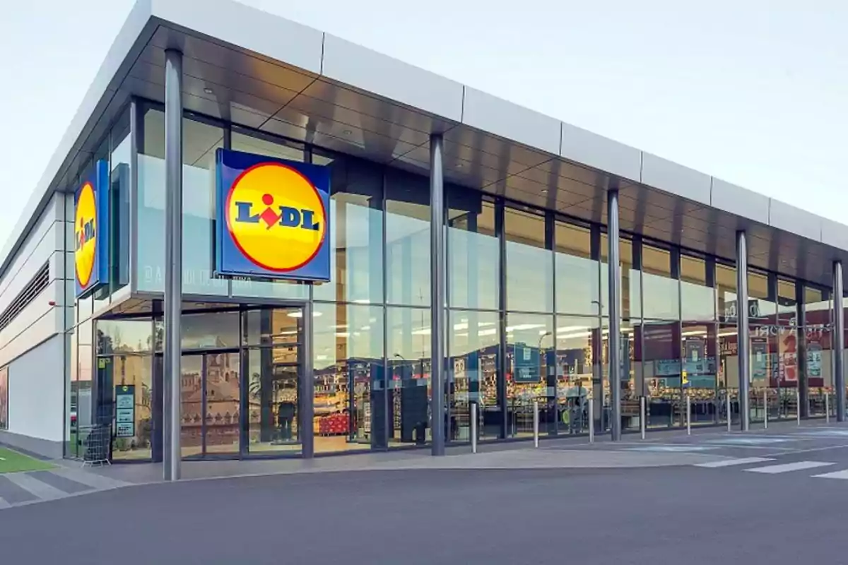 Fachada de una tienda Lidl con grandes ventanales y el logotipo visible en la entrada.