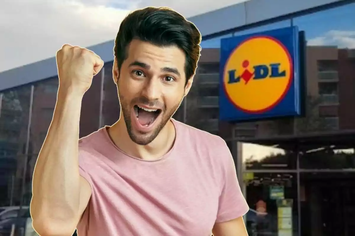 Un hombre sonriente con el puño levantado frente a una tienda de Lidl.