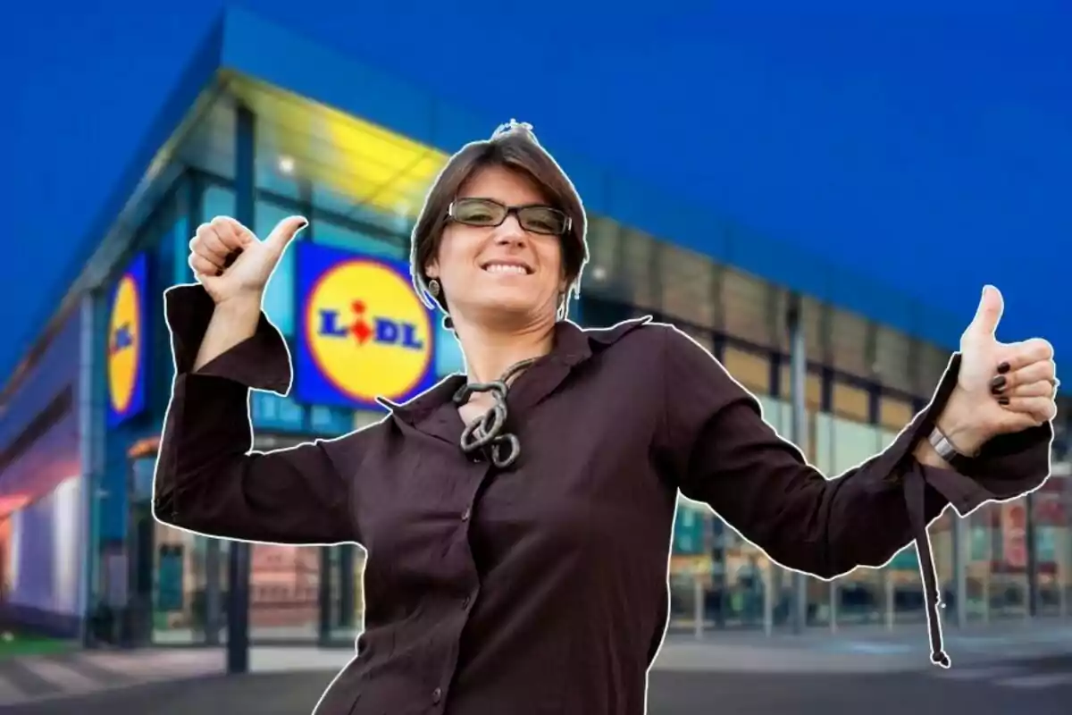 Mujer sonriendo con pulgares hacia arriba frente a una tienda Lidl.