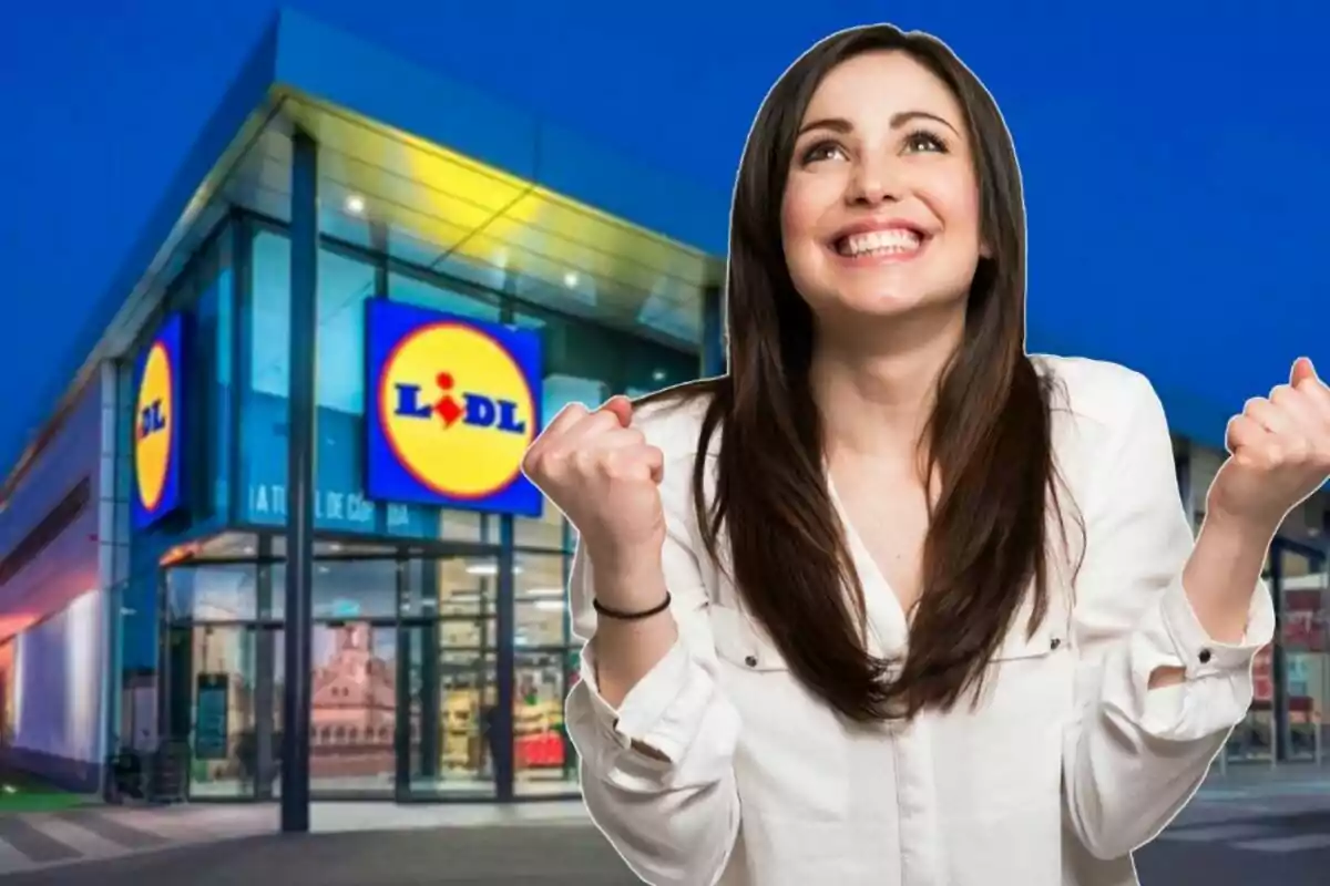 Una mujer sonriente con los puños levantados frente a una tienda de Lidl.