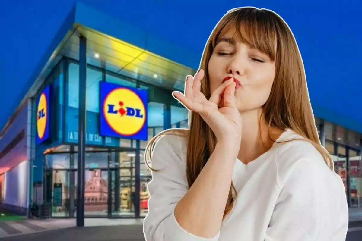 Mujer haciendo un gesto de satisfacción frente a una tienda Lidl.