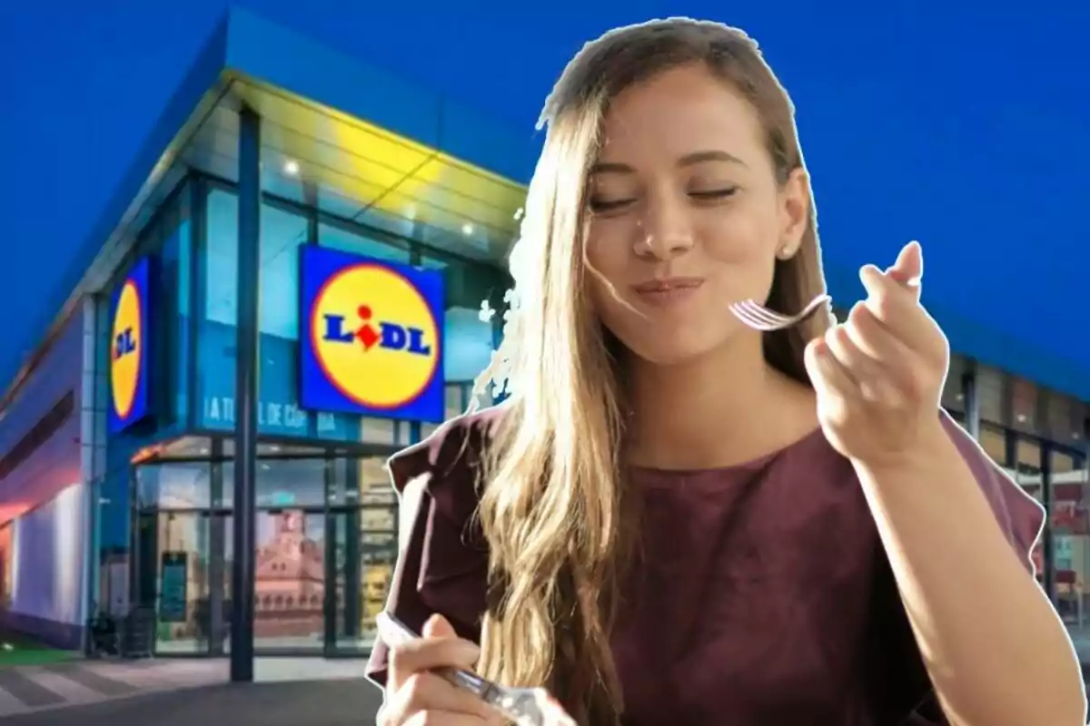 Una mujer disfrutando de una comida frente a una tienda Lidl.