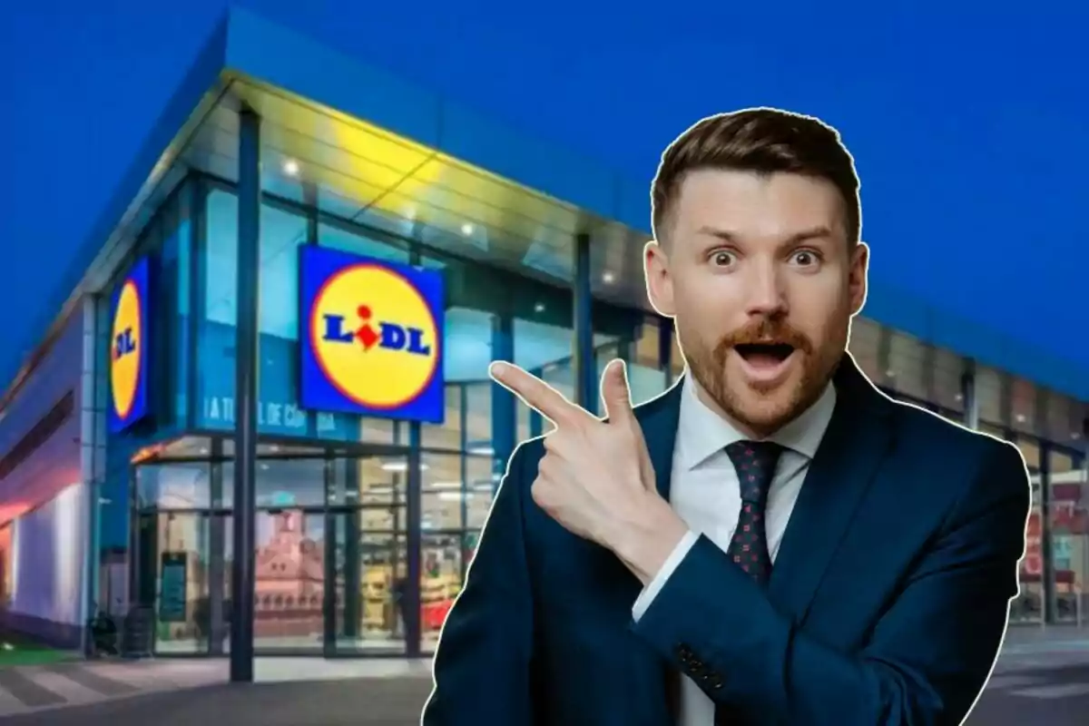 Un hombre con expresión sorprendida señala hacia un supermercado Lidl.