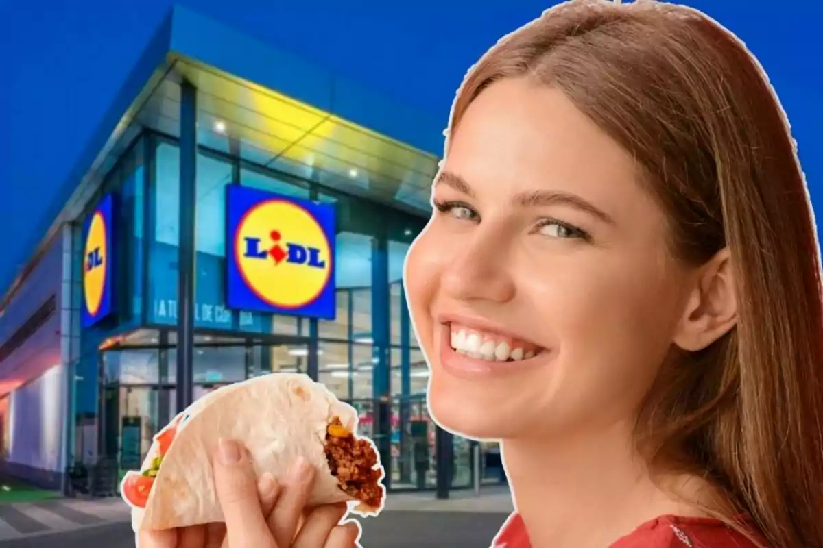 Una persona sonriendo sostiene un taco frente a una tienda de Lidl.