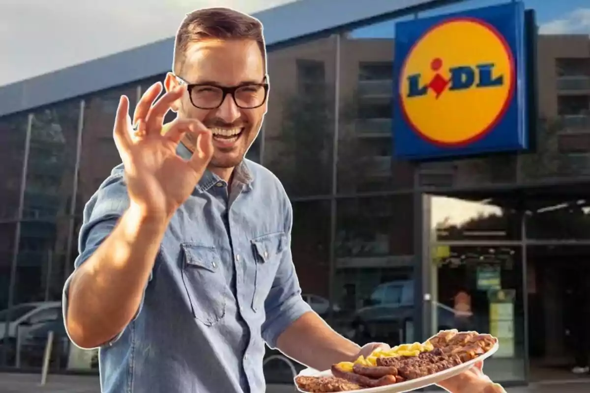 Hombre sonriente con gafas haciendo un gesto de aprobación mientras sostiene un plato de comida frente a una tienda Lidl.