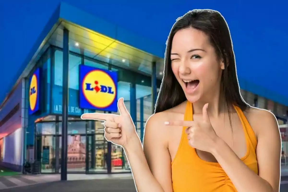 Una mujer sonriente y guiñando un ojo señala hacia un supermercado Lidl iluminado por la noche.