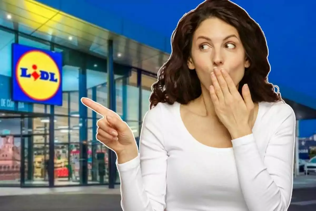 Mujer sorprendida señalando la entrada de una tienda Lidl.