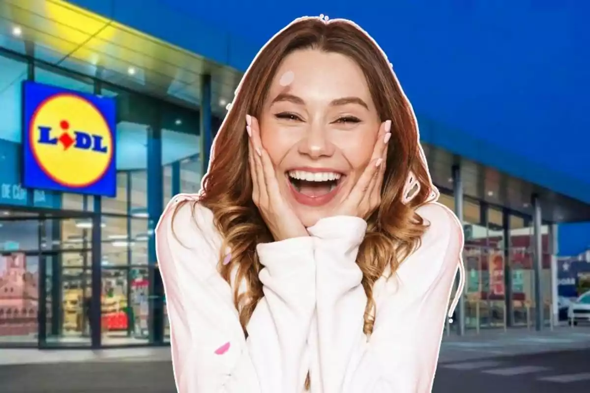 Una mujer sonriente con las manos en las mejillas frente a la entrada de un supermercado.