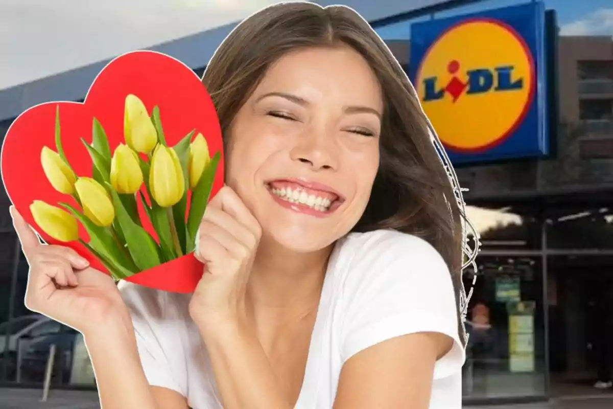 Una persona sonriente sostiene un ramo de tulipanes amarillos en un corazón rojo frente a una tienda de Lidl.