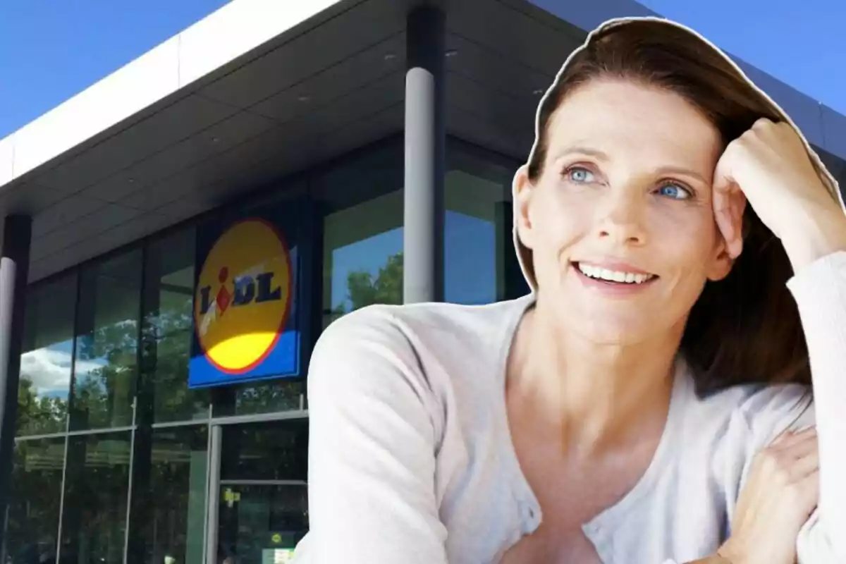 Mujer sonriendo frente a una tienda de Lidl.